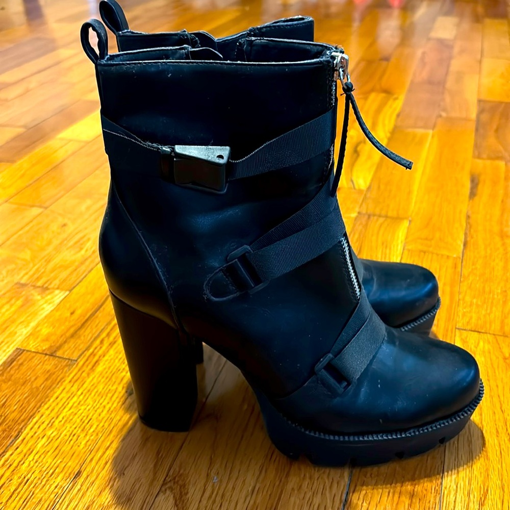 Super Cute Womens Black Booties Size 10